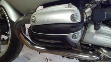 New R1100S Valve Cover with Slider installed.